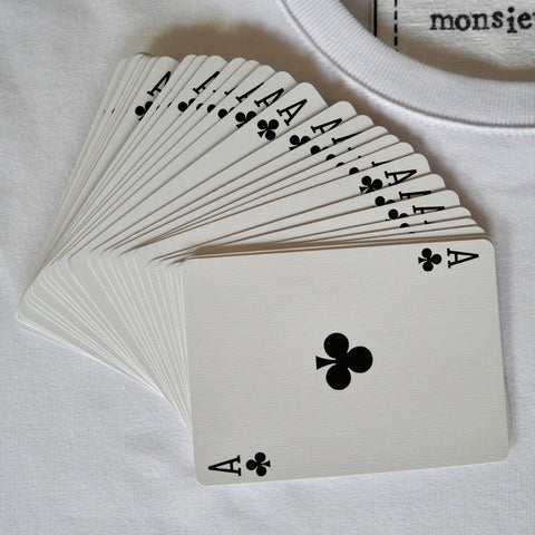 monsieurbarr jeux de cartes As de tréfle posé sur un t-shirt bio fabriqué au Portugal