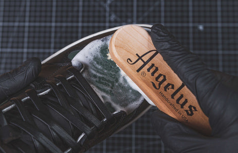 Cleaning a leather shoe with Angelus Easy Cleaner