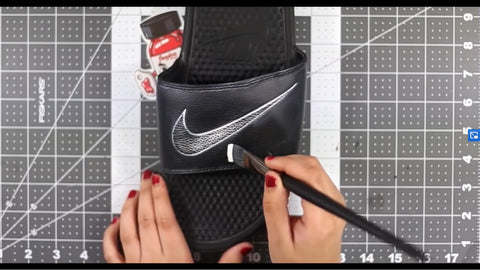 Did you know that @angelusdirect shoe paint can be used on other surfaces,  aside from shoes? Take a peak at this video and see the…