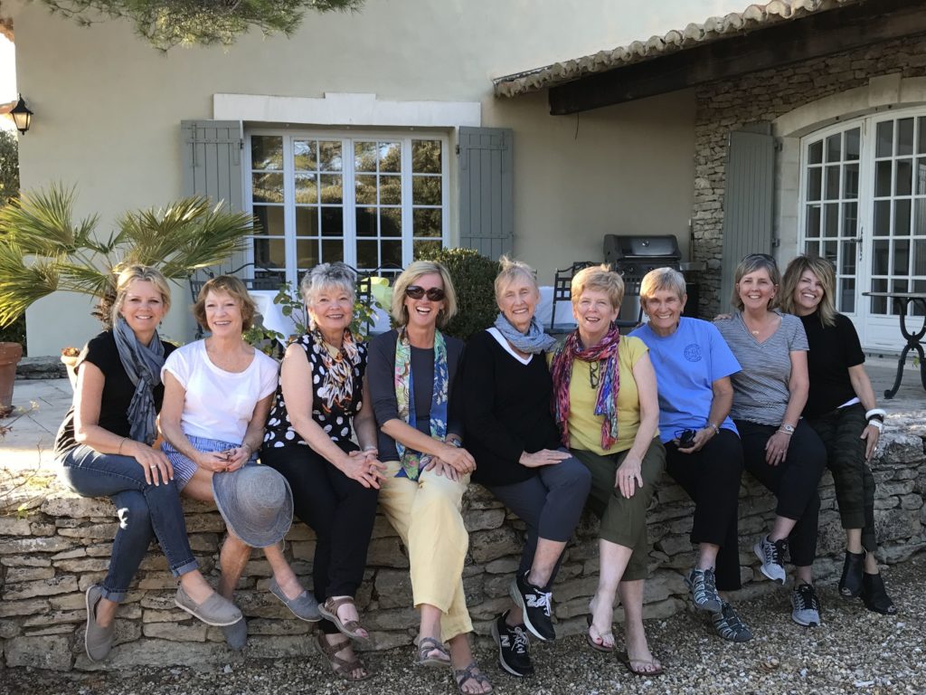 Le groupe d'artistes, surrounding the teachers, Laine Francis and Helen Farson, in the middle, at Les Murets