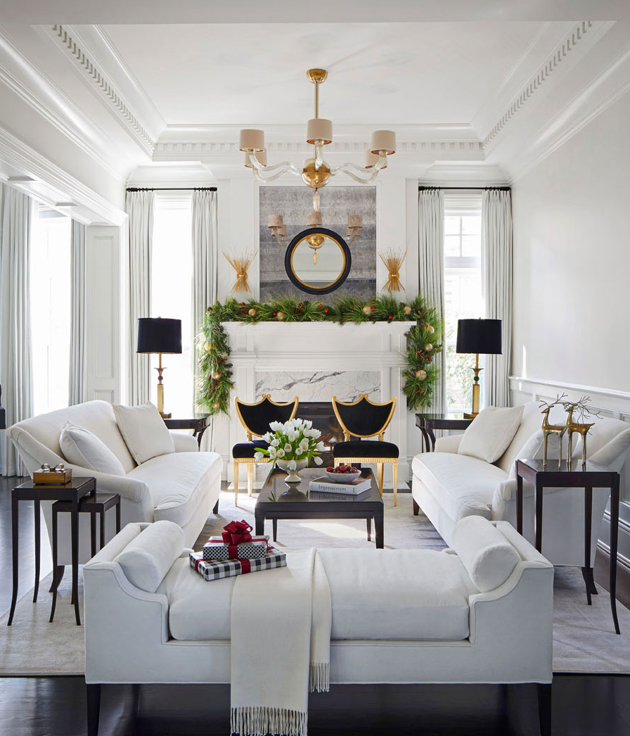A simple green wreath fits this <a href="http://www.traditionalhome.com/category/beautiful-homes/holiday-home-black-and-white?page=2" target="_blank">clean decor</a> just perfectly.  Photo: Werner Straube.
