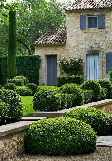 And of course we always love boxwoods, like these from the landscaper Clive Nichols (via Pinterest).