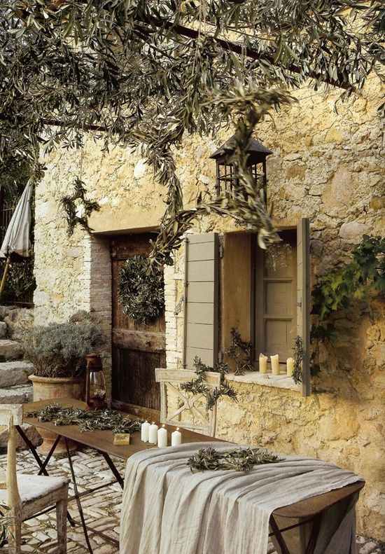 And we wanted some casual, crunchy aspects to the house, like old doors and repurposed stone, so that it wouldn’t look spanking new. From regardsetmaisons.blogspot.fr