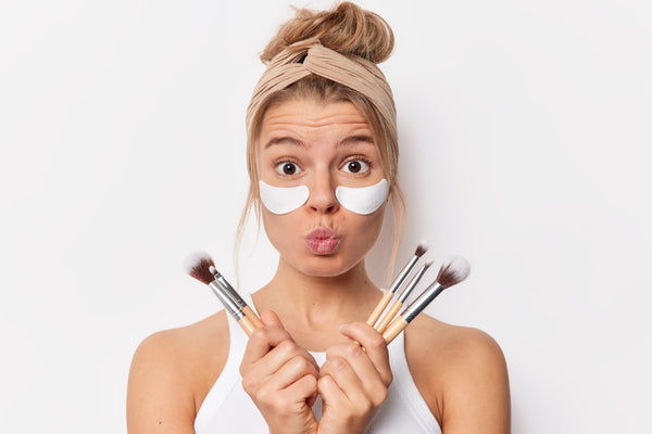 Accessoires à maquillage : faut-il vraiment les laver ?