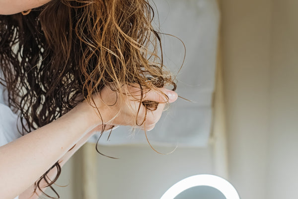 Cheveux bouclés : quelle routine capillaire adopter ?