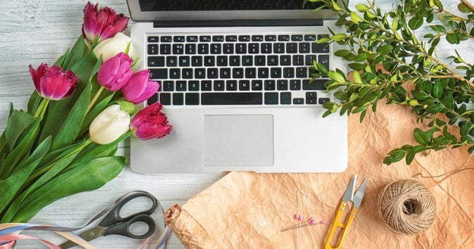 ramo de flores sobre un ordenador en un espacio de trabajo