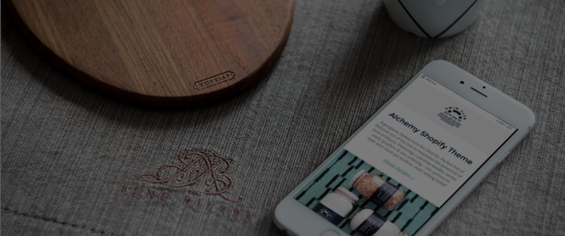Móvil mostrando una plantilla responsive de Shopify
