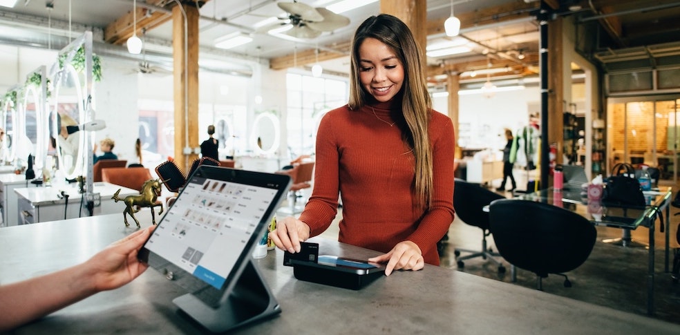 Cómo vender ropa online: 5 pasos para crear tu ecommerce de moda - Shopify