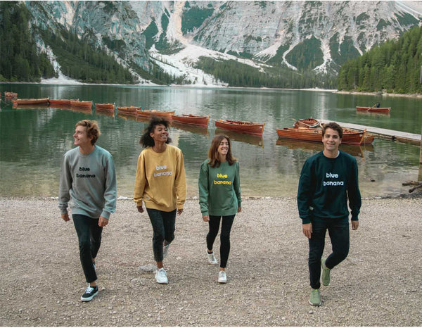 Jóvenes caminando a orillas del lago