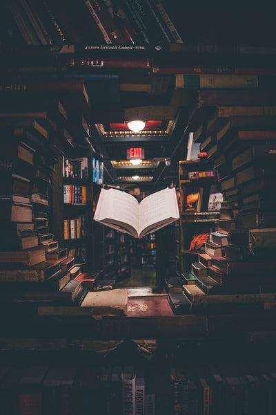 libro flotando en una librería