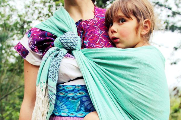 niña cargada en rebozo