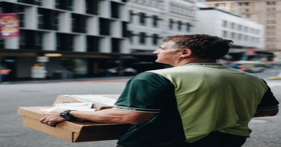 Homem segurando pacote para entrega 