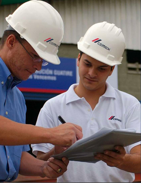 Operarios de Cemex revisando documentación