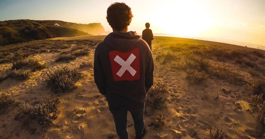 Dos jóvenes en el desierto caminando hacia la puesta de sol