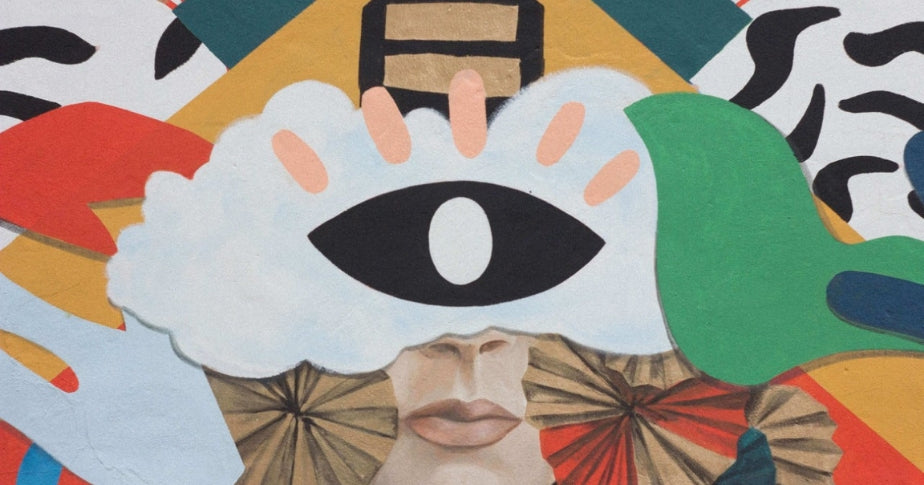 Unsplash-Arte mural representando un ojo sobre nube blanca que cubre un rostro