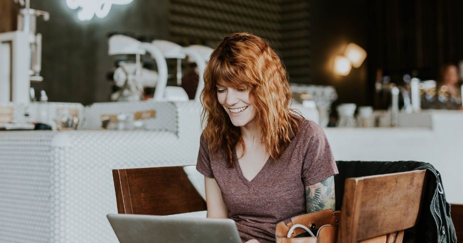 Mujer leyendo correo personalizado en su laptop