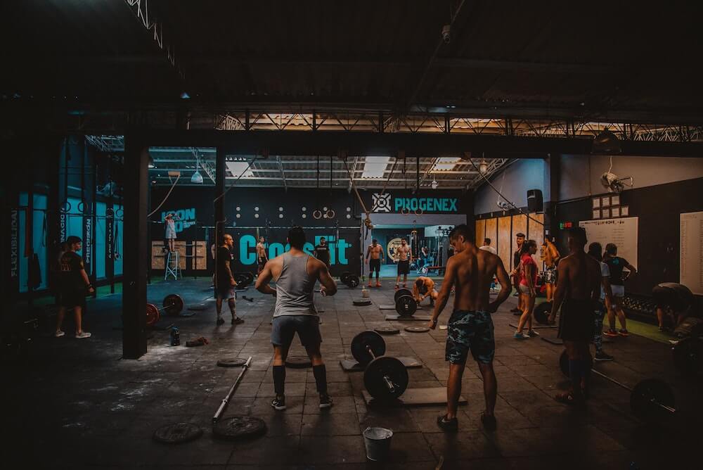 Interior de un box de crossfit en el que varias personas están entrenando