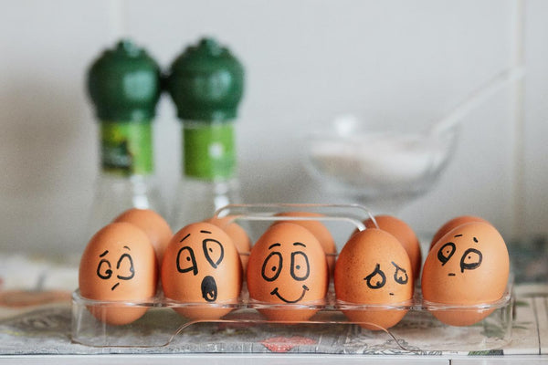 Huevos pintados mostrando diferentes emociones - Foto de Tengyart