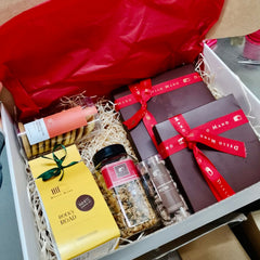 The inside of a Dello Mano Luxury Hamper