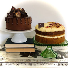 Dello Mano Cakes on cake stands