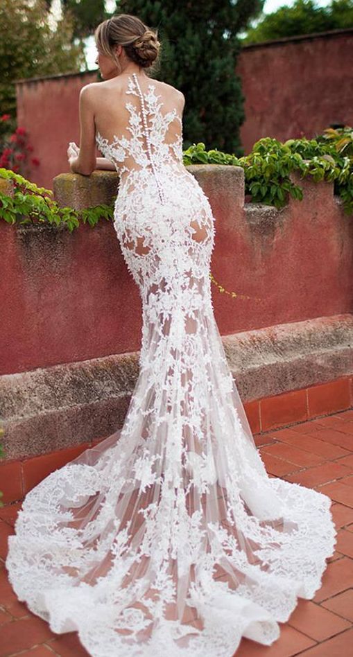 Im not really into wedding gowns but this one is exquisite.