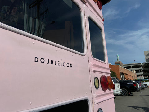 ícone duplo de ônibus rosa