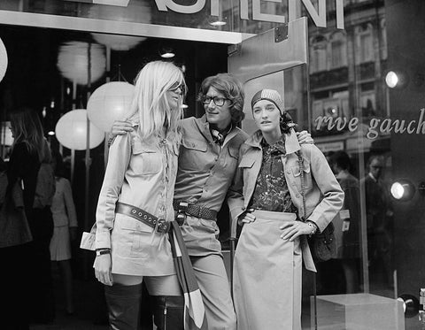 Yves Saint Laurent med modemodeller, Betty Catroux (til venstre) og Loulou de la Falaise, uden for hans 'Rive Gauche'-butik i 1968