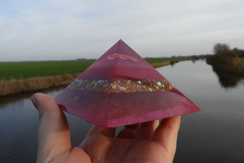 zelf gemaakte epoxyhars orgonite piramide