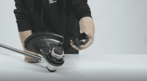 inspect the cutting line on U20 string trimmer