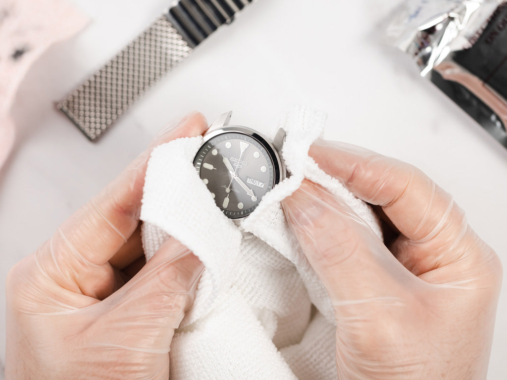 How to Remove Scratches From a Watch