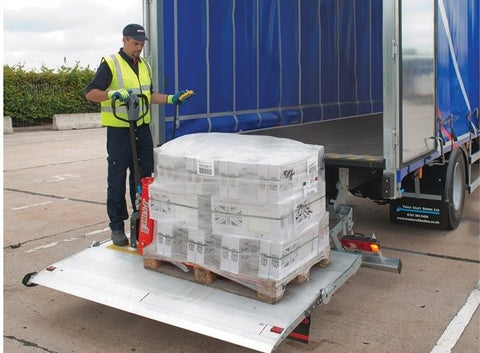 Hauliers delivery vehicle with a tail lift