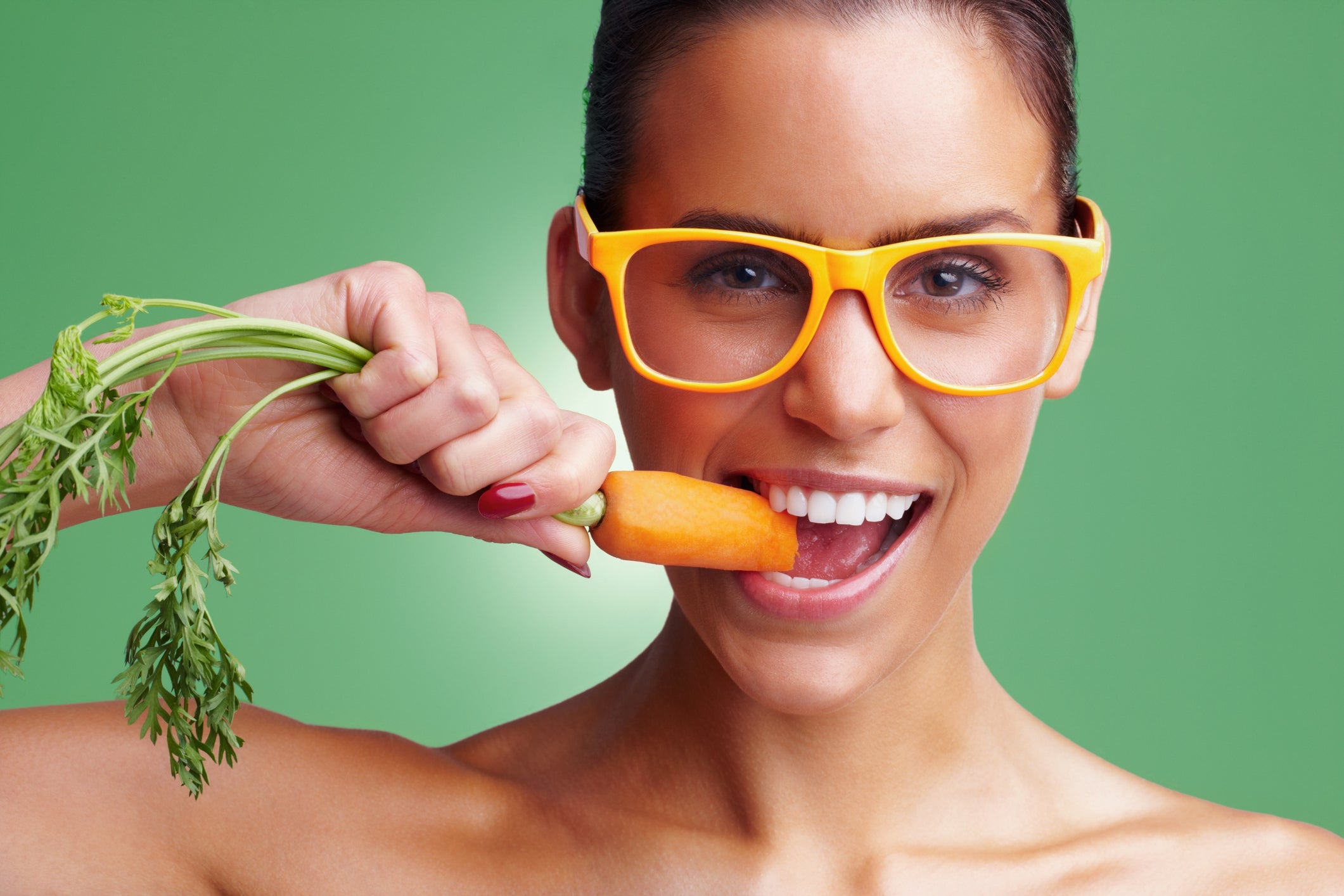 Какие крепкие зубы. Фрукты для зубов. Крепкие зубы. Девушка с морковкой. Человек ест овощи и фрукты.
