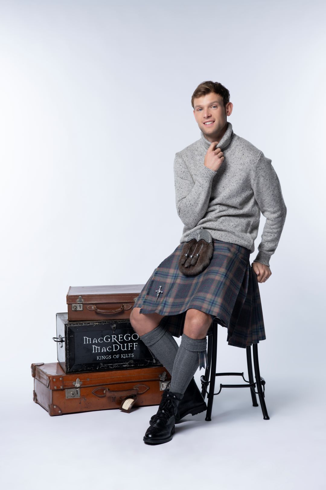 Casual kilt outfit with jumper and boots