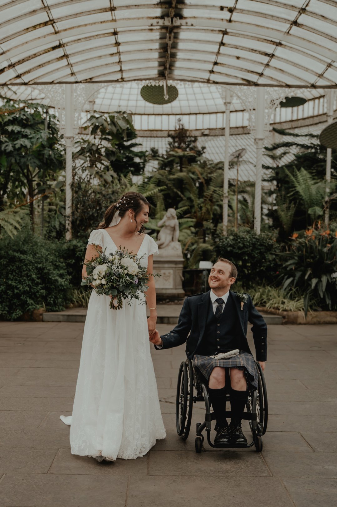 Wedding day in Glasgow, bride and groom photos