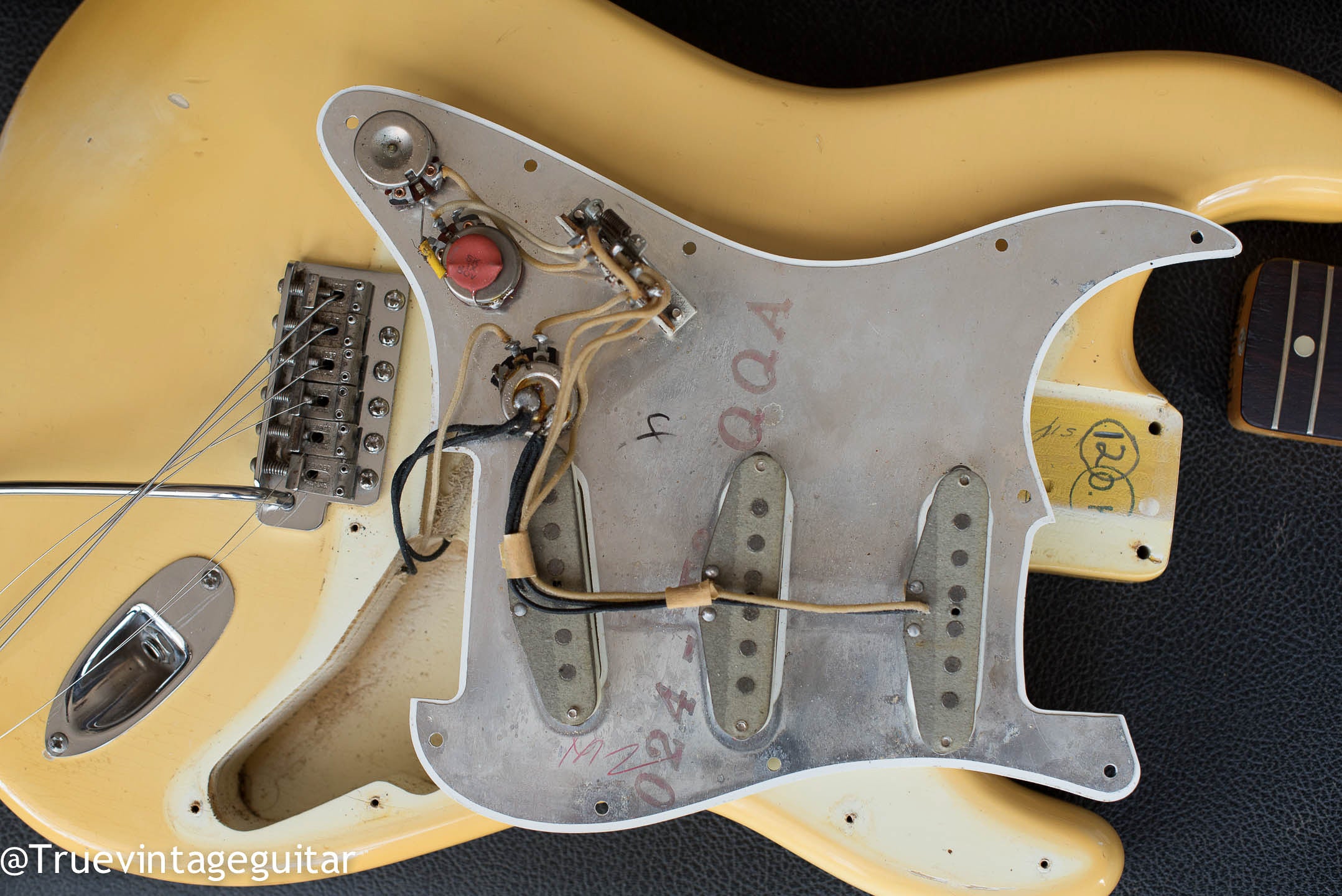Original pickups, potentiometers, electronics, grey bobbin pickups, vintage 1965 Fender Stratocaster