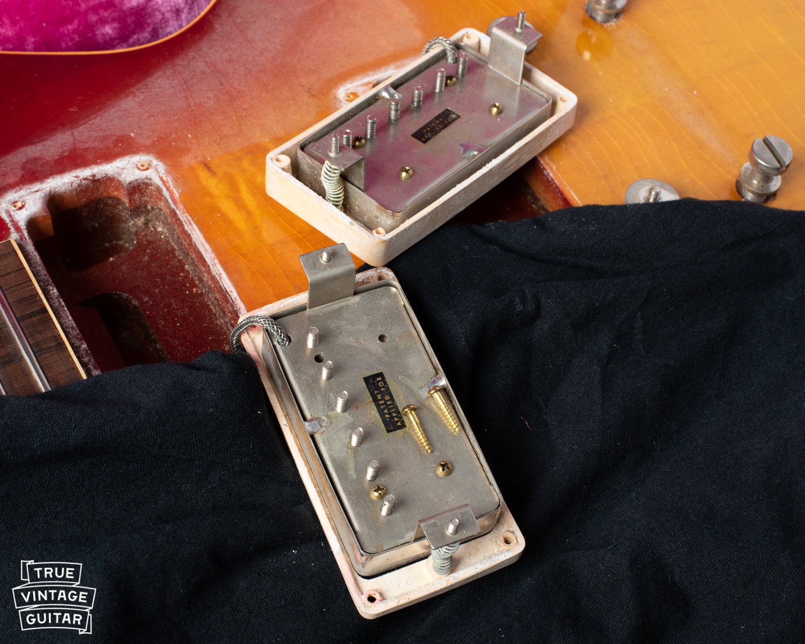 Double white bobbin PAF Patent Applied For humbucking pickup in Gibson Les Paul Standard 1960.