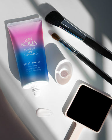 Skin Aqua Tone Up UV Essence 日本防曬生活方式照片產品躺在地上用化妝工具高品質產品評論 スキンアクアトーンアップ UV エッセンス
