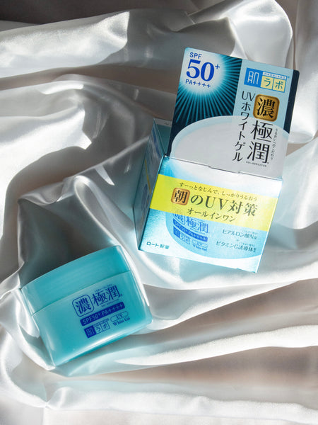 กันแดดญี่ปุ่น Hada Labo Gokujyun UV White Gel All-in-one นอนอยู่บนผ้าขาวภาพถ่ายไลฟ์สไตล์ที่มีสไตล์ 肌ラボ 極潤UVホワイトゲル オールインワン