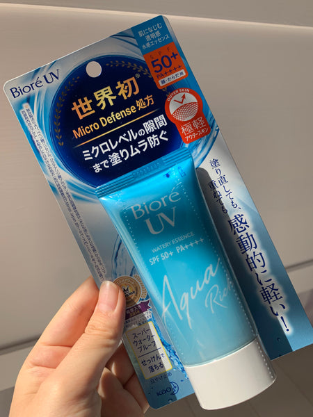 holding Biore UV Aqua Rich Watery Essence Japanese sunscreen with new packaging unopened japanese version product review ビオレ uv アクアリッチ ウォータリーエッセンス