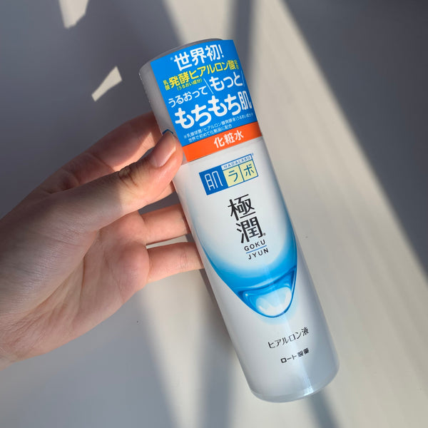 holding Hada Labo Gukujyun Hyaluronic Acid Lotion Japanese lotion toner with new packaging unopened japanese version product review 肌ラボ極潤ヒアルロン酸化粧水
