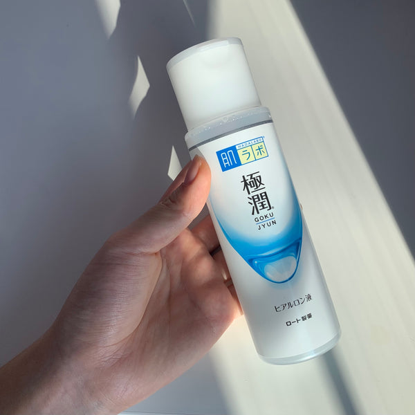holding Hada Labo Gukujyun Hyaluronic Acid Lotion Japanese lotion toner with new packaging unopened japanese version product review 肌ラボ極潤ヒアルロン酸化粧水