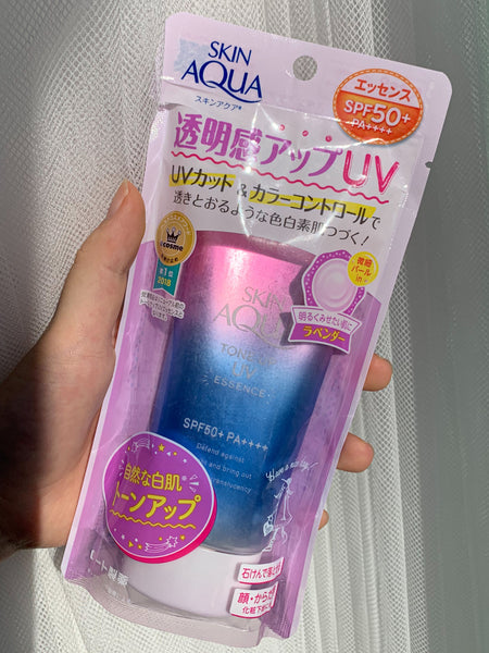 holding Skin Aqua Tone Up UV Essence Japanese sunscreen with new packaging unopened japanese version product review スキンアクアトーンアップ UV エッセンス