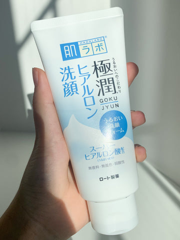 holding Hada Labo Gokujyun Hyaluronic Acid Foaming Cleanser new package unopened lifestyle stylish photo on white background product review 肌ラボ 極潤 ヒアルロン洗顔フォーム