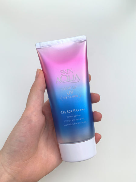 holding Skin Aqua Tone Up UV Essence Japanese sunscreen with new packaging unopened japanese version product review スキンアクアトーンアップ UV エッセンス