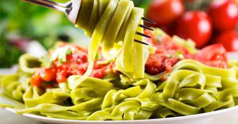 Spinach fettuccine with artichoke and onions