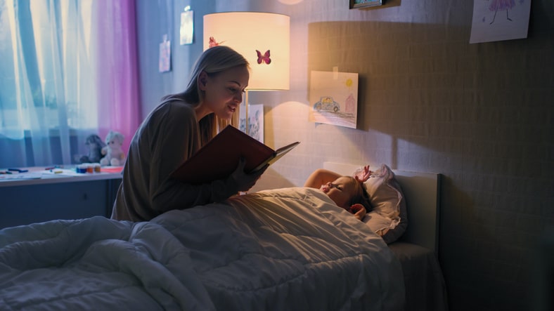 how-to-help-my-child-to-sleep-mom-reading