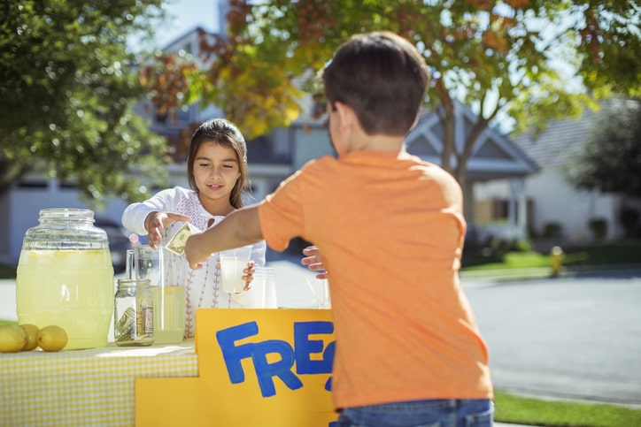 kids-in-a-lemonade-stand-min