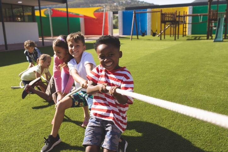 kids-playing-tug-of-war-min