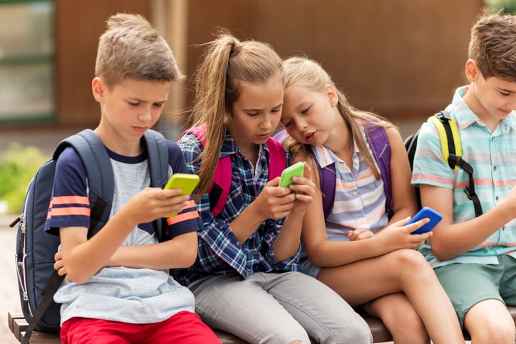 kids-using-smartphones