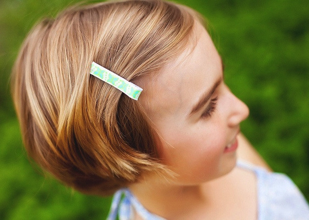 Barrette fille noeud anais rouge à fleurs. Barrette anti glisse enfant